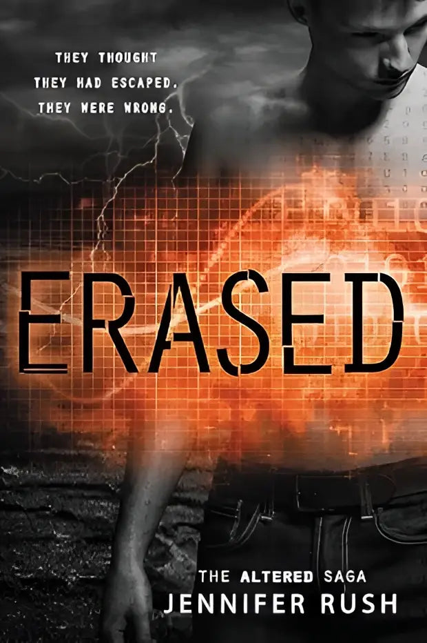 De boekcover van erased door jennifer rush toont een shirtloze man met zwart haar en zwarte riem tegen oranje grijs digitale achtergrond