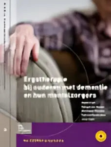 Paar handen houden een paars rechthoekig hulpmiddel met tekst en smileys voor ergotherapie bij ouderen met dementie door marjolein thijssen, maud graff en patricia verstraten