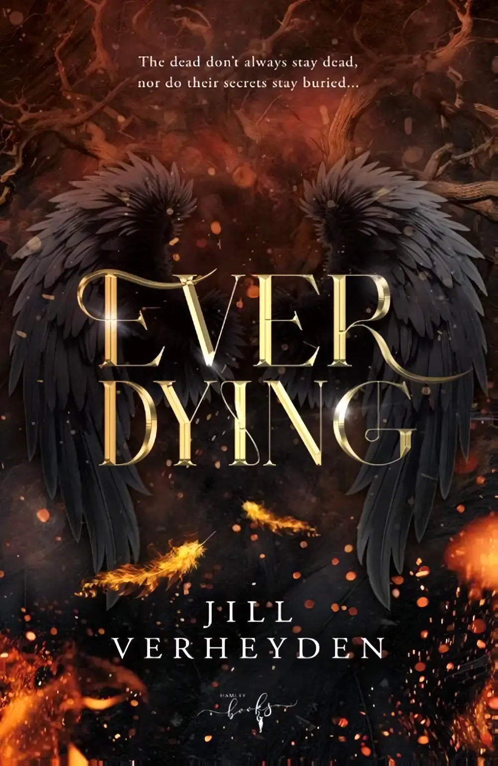 The book cover of everdying by jill verheyden shows ornate gold lettering on a dark fiery background with black wings for young adult bovennatuurlijke fantasy with levensgevaarlijke proeven