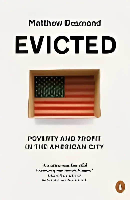 Boekcover van evicted met een houten doos en een amerikaanse vlag met zwarte sterren en rode en witte strepen