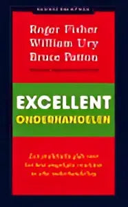 Rode rechthoekige label met witte tekst roger fisher william try bruce patton op product excellent onderhandelen