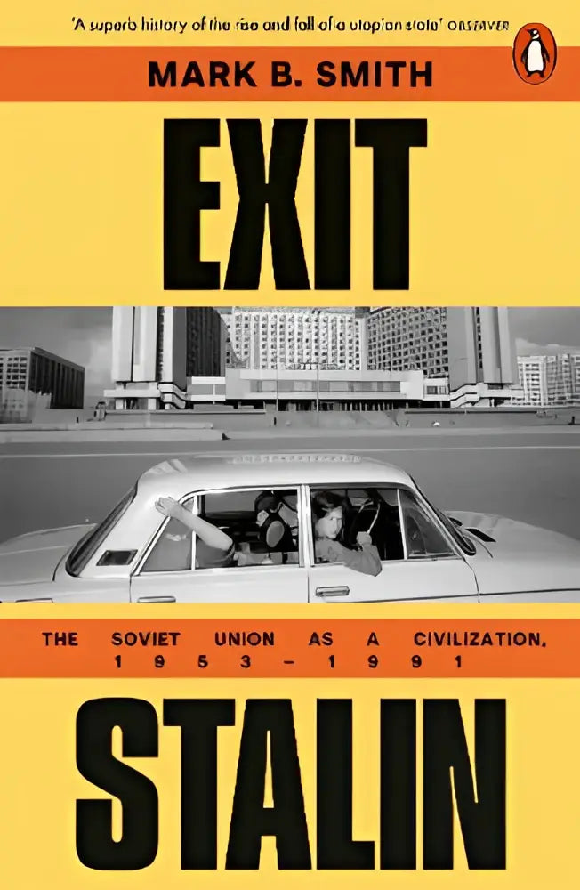 Gele boekcover van exit stalin met zwarte tekst en een grijsachtige foto van een auto en mensen erin, historische non-fictie over social en culturele thema’s