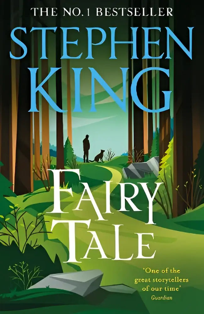 De cover van stephen kings fairy tale boek toont een gestileerd bos met twee figuren en een hond op het pad en is de nummer een bestseller