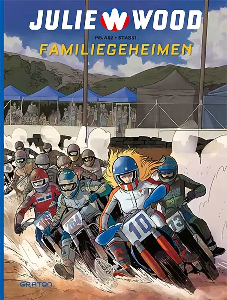 De cover van het comicboek familiegeheimen door julie wood toont motorfietsers in raceuitrusting op een dirt track met bergen, philippe pelaez strips algemeen