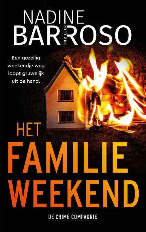 Het familieweekend psychologische thriller boek met een wit huis in felle oranje vlammen op een zwarte achtergrond