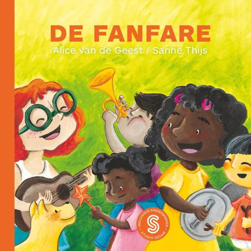 De fanfare sesam-prentenboek cover met vrolijke kinderen die muziek maken op een geelgroene achtergrond voor jonge lezers