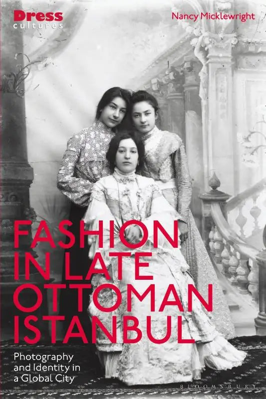Zwart-witte boekomslag met drie vrouwen in historische kleding en titel fashion in late ottoman istanbul over photography and identity