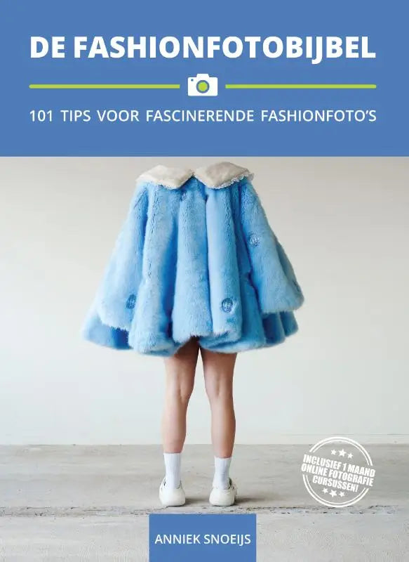 Een lichtblauwe fluffy faux fur rok met crème kraag en kleine cirkelvormige versieringen voor fascinerende fashionfoto’s