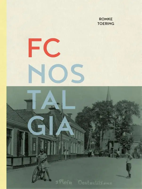 De boekcover van fc nostalgia toont filmkes yn wurden met rode en lichtblauwe typografie op een crèmekleurige achtergrond