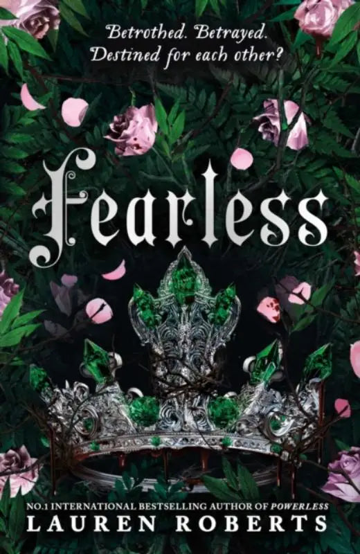 Een sierlijke zilveren kroon met smaragdgroene juwelen en filigraan voor fearless uit de powerless trilogy van lauren roberts