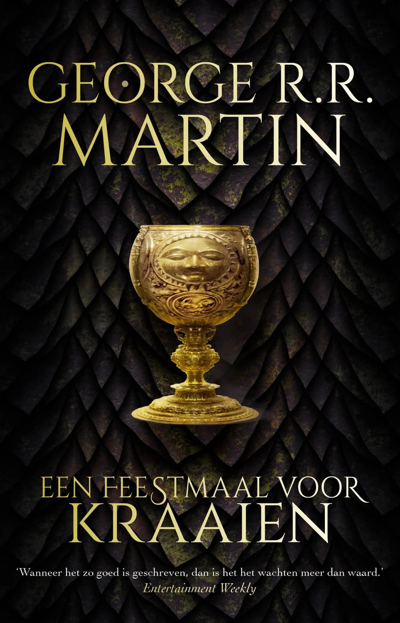 Een gouden ornate wijnkelk met een ingewikkeld gezicht en patroon, set tegen een donkere geschaalde achtergrond voor een feestmaal voor kraaien