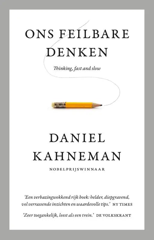 Een gele potlood met zilveren metalen dop en gum ligt horizontaal op de omslag van feilbare denken van daniel kahneman atlas contact