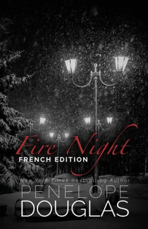 Zwart-witte boekcover fire night met rode cursieve titel en auteur penelope douglas voor devil’s night édition française