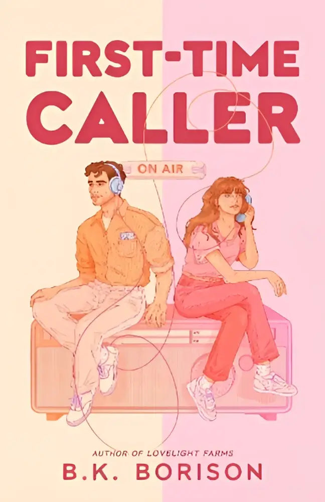 Pink en crèmekleurige boekcover van first time caller met geïllustreerd stel dat hoofdtelefoons draagt op een vintage radio