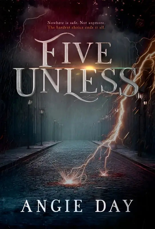 De boekcover van five unless door angie day toont een donkere stormachtige straat met bliksemschichten op kasseien