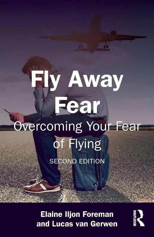 Blauwe koffer met rits en handvat naast persoon geschikt voor fly away fear overwin je angst om te vliegen