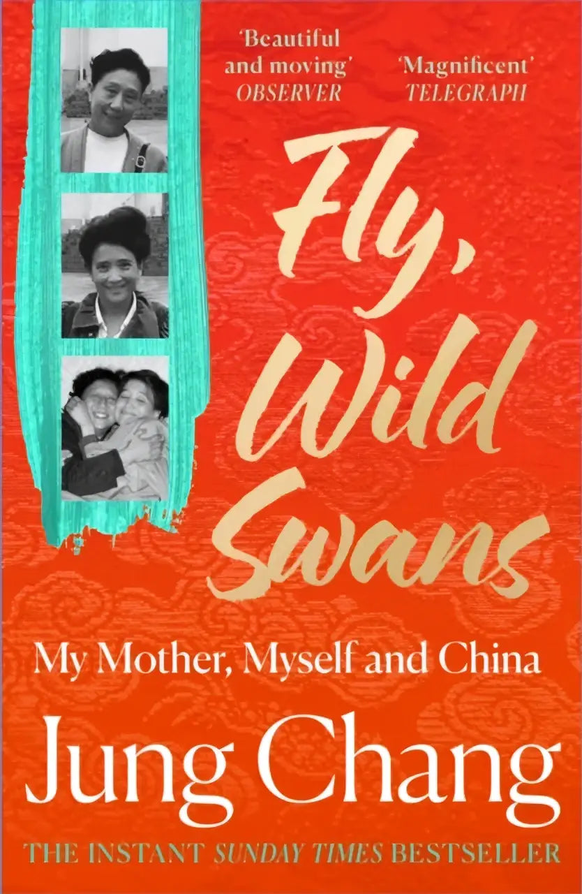 De levendige rode omslag van wild swans door jung chang heeft gouden letters en een verticale teal strook met foto’s