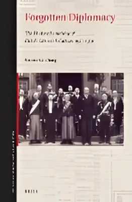 Zwart-witfoto van formeel geklede personen voor een sierlijk gebouw over vergeten diplomatie tussen Nederland en China 1927-1950