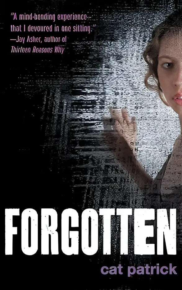De boekcover van forgotten van cat patrick toont een vrouw met donker golvend haar tegen een mat glazen oppervlak