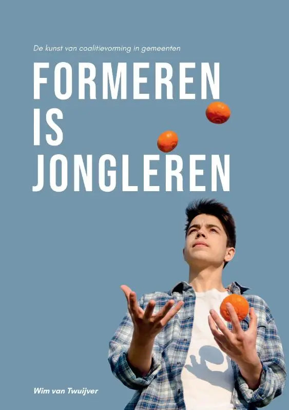 Een jonge man in een blauw wit geruit overhemd jongleert met drie feloranje vruchten bij formeren is jongleren