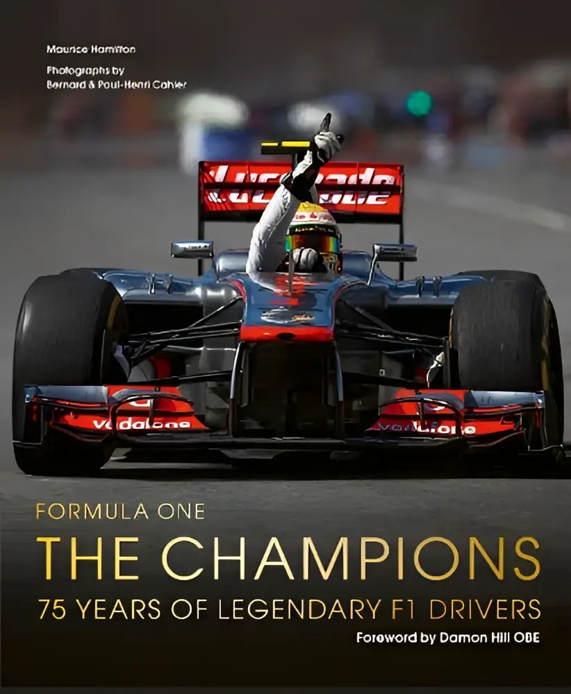 Blauwe en rode formula one raceauto met sponsorlogo’s en coureur die arm heffend is te zien in formula one the champions - 75 years of legendary f1 drivers