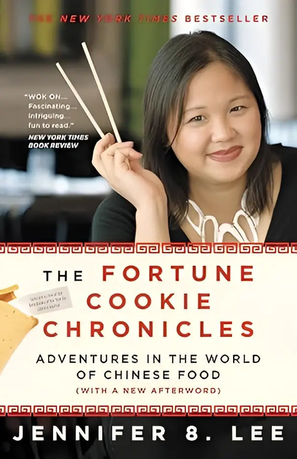 Boekcover van fortune cookie chronicles met een glimlachende vrouw die eetstokjes vasthoudt op een witte achtergrond