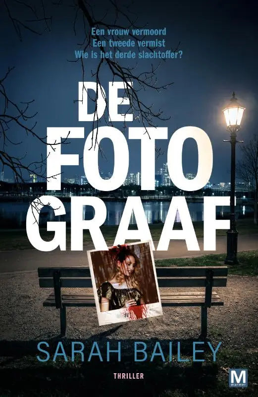 De boekcover van de fotograaf door sarah bailey toont een vrouw met bloedbevlekt papier onder straatlamp in literaire thriller uitgeverij marmer