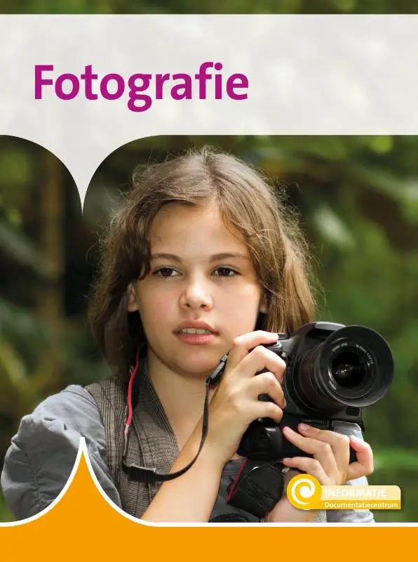 Zwarte dslr camera met grote lens en rode strap geschikt voor fotografie, ideaal voor jonge lezers