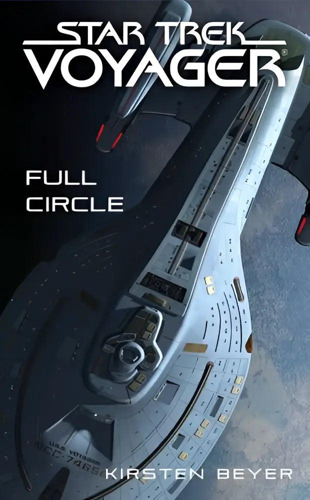 De zilvergrijze starfleet-schip voyager met gouden en zwarte accenten siert de cover van star trek full circle