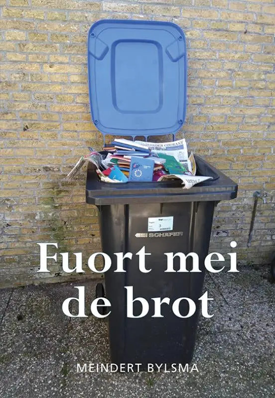 Overvolle zwarte kunststof prullenbak met blauwe deksel en kranten bij fuort mei van meindert bylsma binnen fries