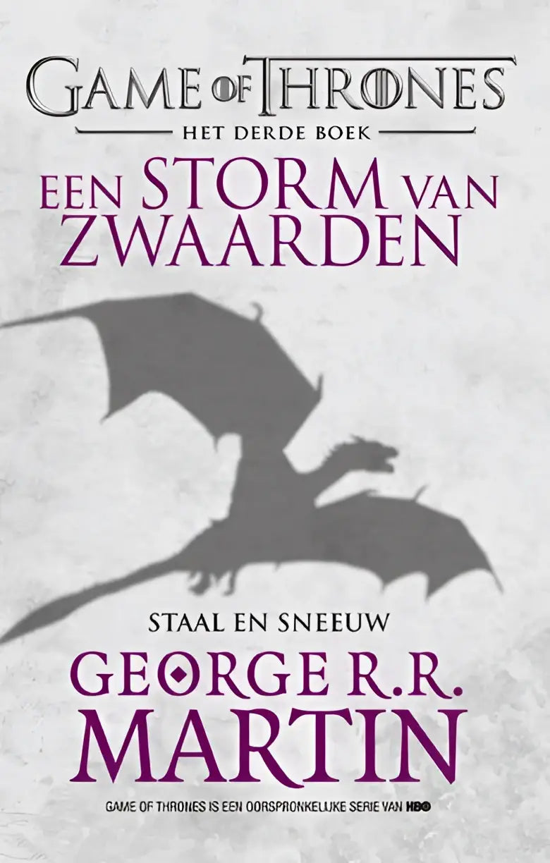 Boekomslag van game of thrones 3 storm van zwaarden met zwarte draak en paarse tekst op beige achtergrond