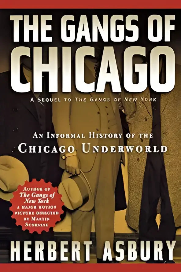 Het boek gangs of chicago toont opvallende witte letters op een donkere achtergrond met sepia illustraties van mannen