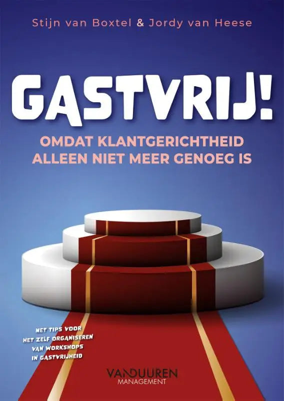 Gastvrij boekcover met witte titel en rood gouden accenten op een podium tegen een diepblauwe achtergrond