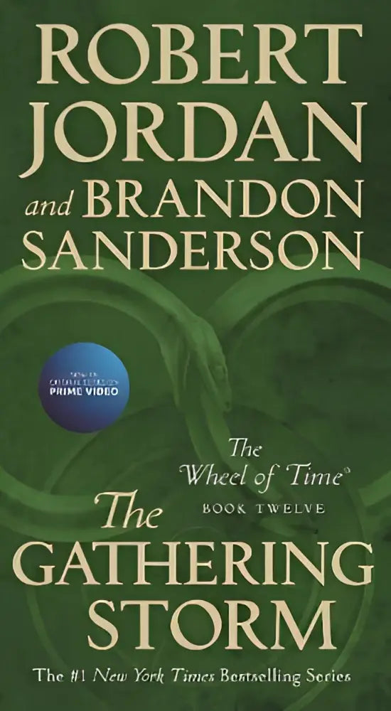 De book twelve van the wheel of time gathering storm heeft een diep groene omslag met gouden letters en een cirkelvormig ontwerp