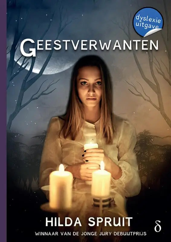 Een vrouw met lang lichtbruin haar in een crèmekleurige blouse houdt drie brandende witte kaarsen vast voor geestverwanten