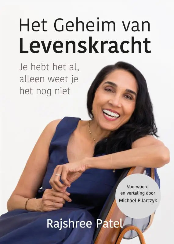 Vrouw in blauwe mouwloze jurk die glimlacht bij het geheim van levenskracht je hebt het al alleen weet je het nog niet