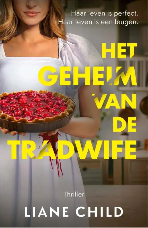 Vrouw in witte jurk houdt een taart met rood fruit en chocoladetopping op een donkere bakplaat bij het boek het geheim van de tradwife