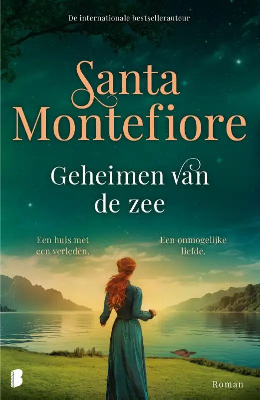 Vrouw met lang rood haar in blauwe jurk staand bij een meer onder een sterrenlucht in geheimen van de zee onmogelijke liefde