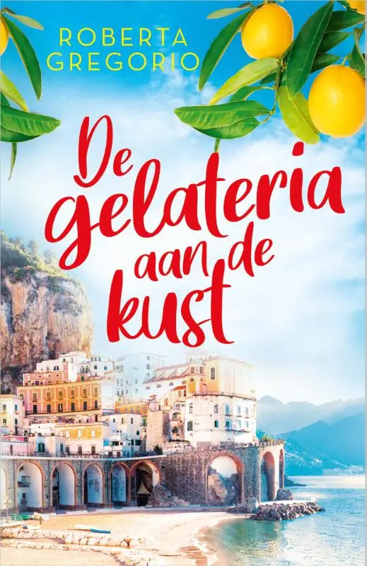 De gelateria aan de kust boekomslag toont een zonovergoten kustplaats met pastelkleurige gebouwen en turquoise water