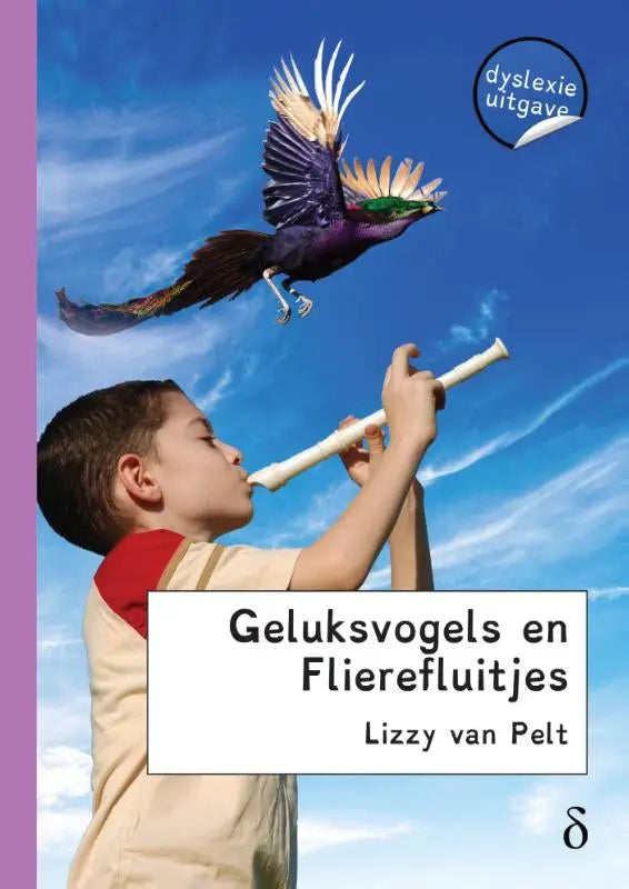 A levendig paarse en groene pauw met uitgespreide vleugels vliegt boven een jongen die een witte blokfluit vasthoudt tegen een blauwe lucht in geluksvogels en flierefluiters