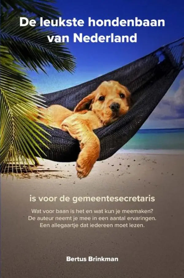 De gemeentesecretaris product met afbeelding van goudkleurige puppy met flaporen liggend in donkergrijze hangmat op zandstrand