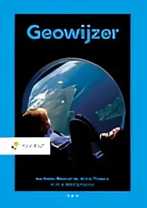 Blauw omslag van het boek geowijzer met wereldbol illustratie, relevant voor alice peters, andreas boonstra en frans westerveen