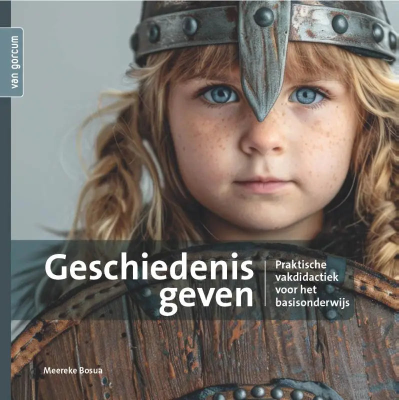 Een kind draagt een metallic gevlochten vikingshelm met neusbeschermer in praktische vakdidactiek voor basisonderwijs