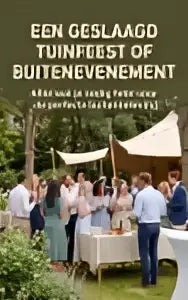 Een groep mensen in blauwe shirts en witte broek staat buiten onder een heldere lucht voor een geslaagd tuinfeest