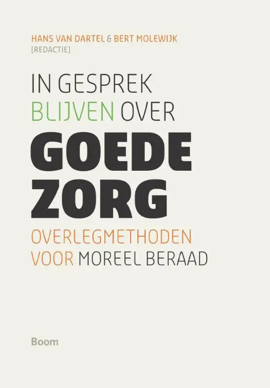 De boekcover van in gesprek blijven over goede zorg toont zwarte en groene typografie op beige achtergrond van koninklijke boom uitgevers