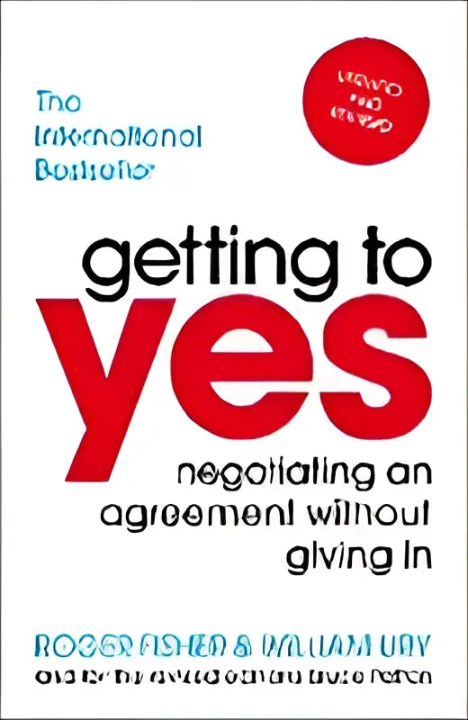 Het boek getting to yes toont een wit omslag met grote rode en zwarte tekst over onderhandelen zonder toegeven