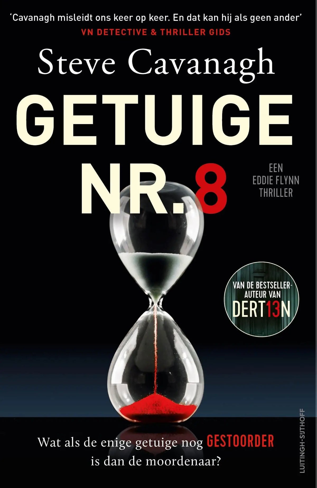 Een duidelijke glazen zandloper met rood zand voor getuige nr 8, gerelateerd aan steve cavanagh en luitingh sijthoff