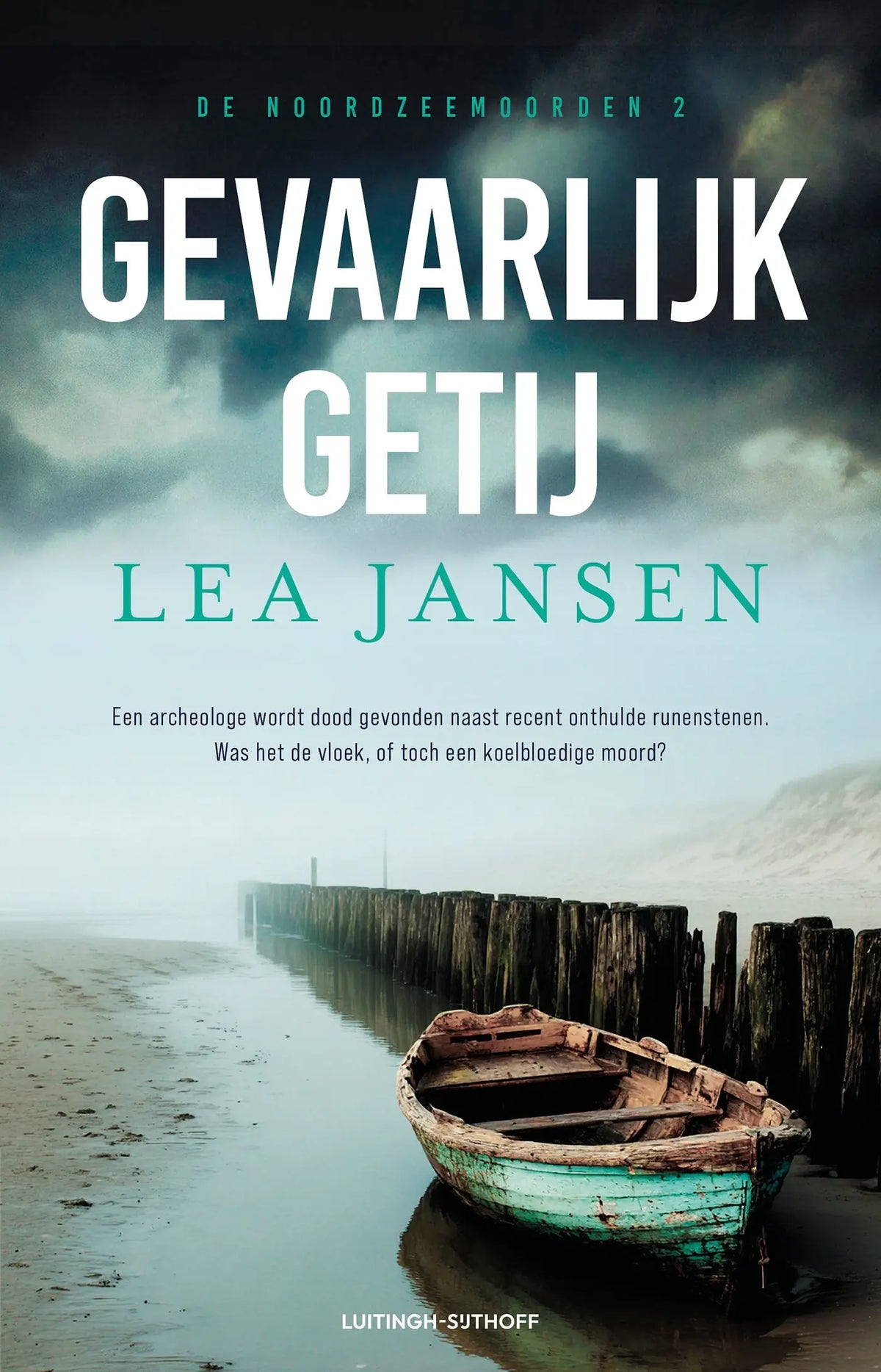 Een verweerde houten roeiboot met afbladderende tealverf ligt op een modderige oever gevaarlijk getij lea jansen luitingh sijthoff