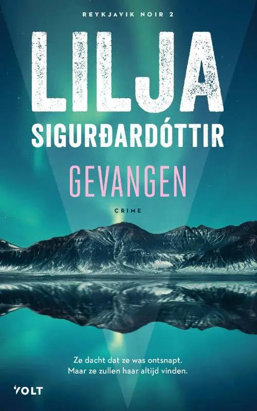 De boekcover van lilja sigurðardóttirs spannende boeken gevangen toont witte en roze letters op een teal bergachtergrond