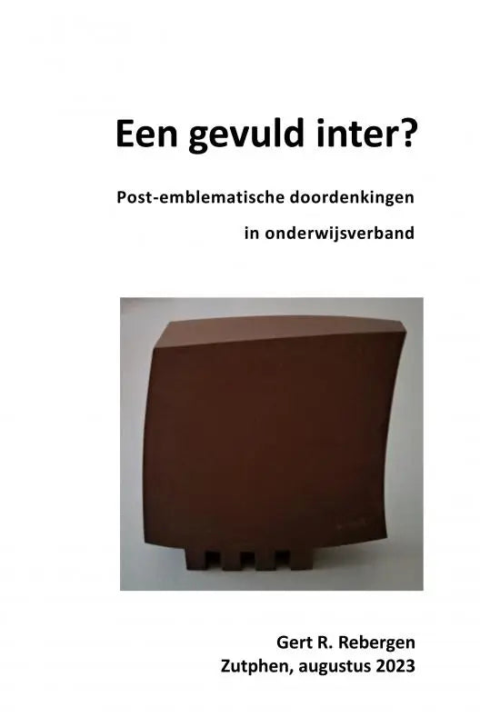 Bruin keramisch beeld met gebogen blokvorm en getande basis voor gevuld inter post-emblematische doordenkingen